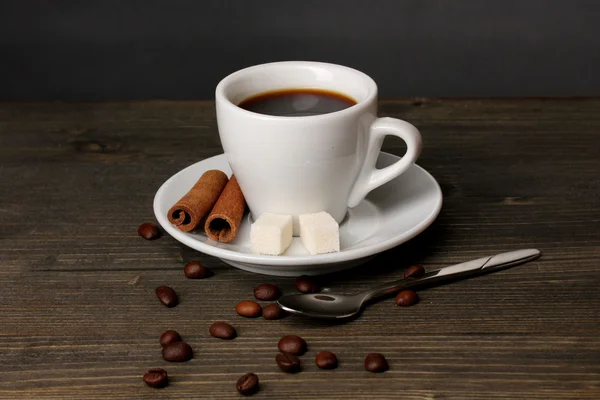 Чашка кави на дерев'яному столі на сірому фоні — стокове фото