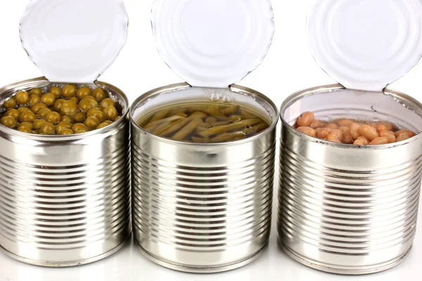 Latas abiertas de frijol francés, frijoles y guisantes aislados sobre blanco — Foto de Stock