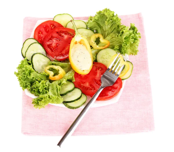 Verduras picadas y salsa en plato aislado en blanco — Foto de Stock