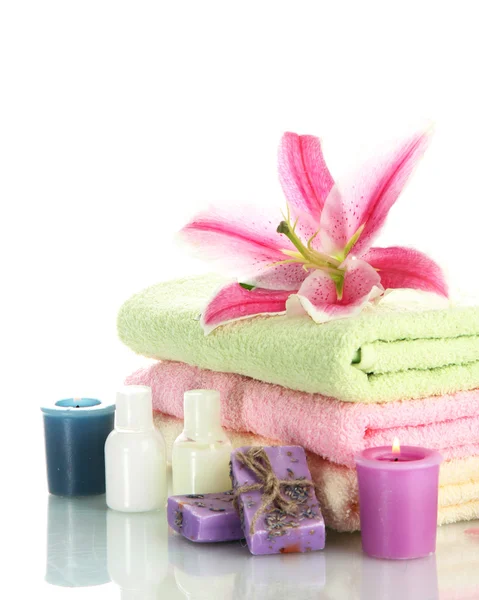 Asciugamani con giglio, olio aromatico, candele e sapone isolati su bianco — Foto Stock