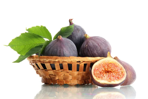 Figues douces mûres avec des feuilles dans le panier isolé sur blanc — Photo