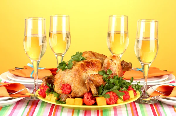 Banquet table with roast chicken on orange background close-up. Thanksgiving Day — Stock Photo, Image