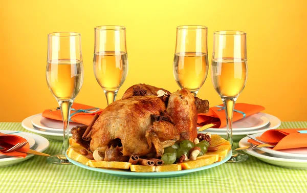 Banquet table with roasted chicken on orange background close-up. Thanksgiving Day — Stock Photo, Image