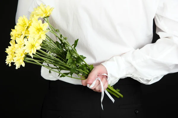 Man met bloemen close-up — Stockfoto