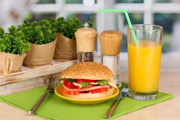 Appetitliche Sandwich auf Farbteller auf Holztisch auf Fensterhintergrund — Stockfoto