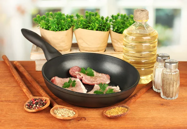 Composición de carne cruda y especias en primer plano de mesa de madera —  Fotos de Stock