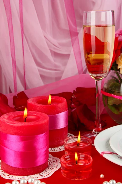 Tischdekoration zu Ehren des Valentinstages auf weißem Stoff — Stockfoto