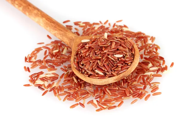 Roter Reis in Holzlöffel isoliert auf weißem Hintergrund — Stockfoto