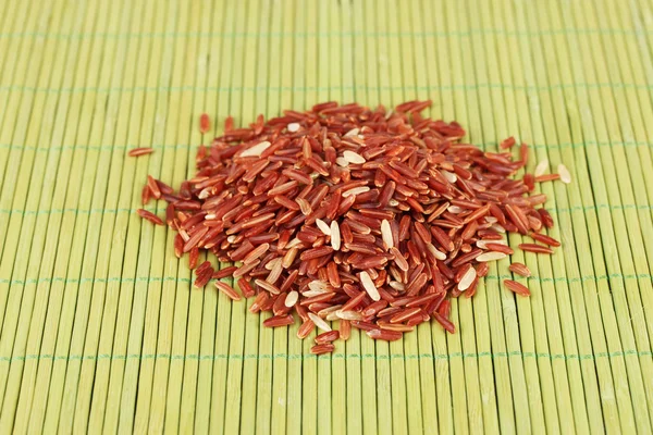 Arroz rojo sobre estera de bambú —  Fotos de Stock