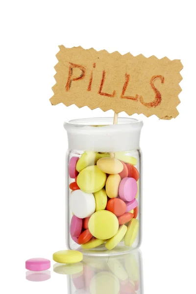 Pillen in recipiënt geïsoleerd op wit — Stockfoto