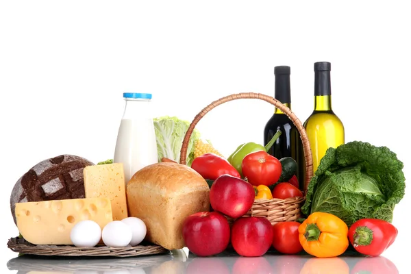 Composición con verduras y frutas en canasta de mimbre aislada sobre blanco — Foto de Stock