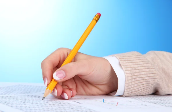 Nahaufnahme der Hand einer Geschäftsfrau, Schreiben auf Papier — Stockfoto