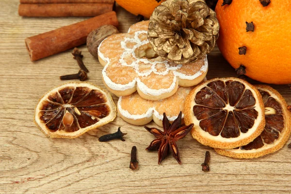 Samenstelling van Kerstmis kruiden en tangarines, op houten achtergrond — Stockfoto