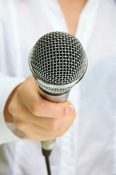 Fêmea com microfone, close up — Fotografia de Stock