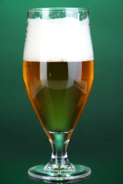 Vaso de cerveza sobre fondo verde — Foto de Stock