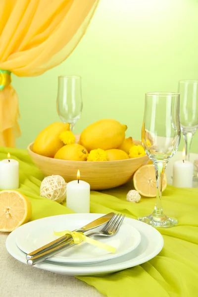 Hermoso escenario de mesa de vacaciones con limones, de cerca — Foto de Stock