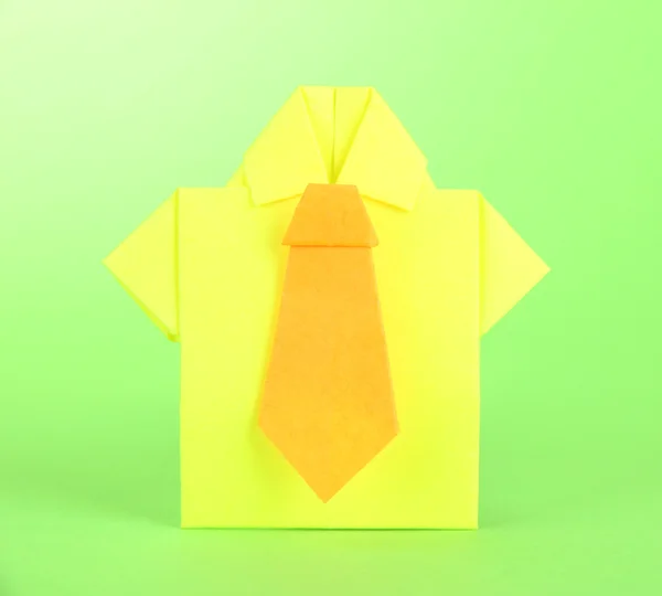 Chemise Origami sur fond vert — Photo