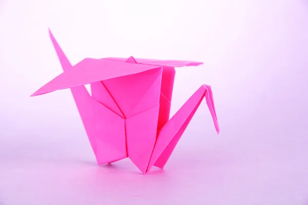 Origami kraan op paarse achtergrond — Stockfoto