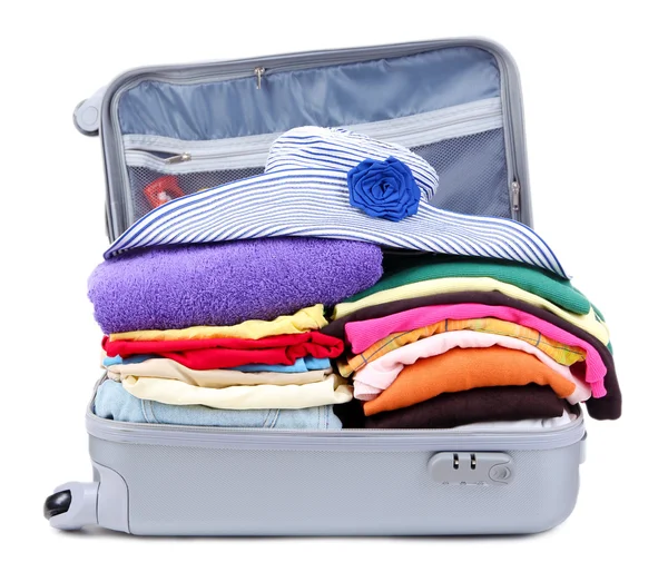 Ανοίξτε ασημένια βαλίτσα με ρούχα που απομονώνονται σε λευκό — Φωτογραφία Αρχείου