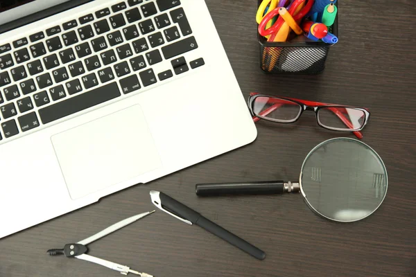 Material de escritório e laptop isolado em branco — Fotografia de Stock