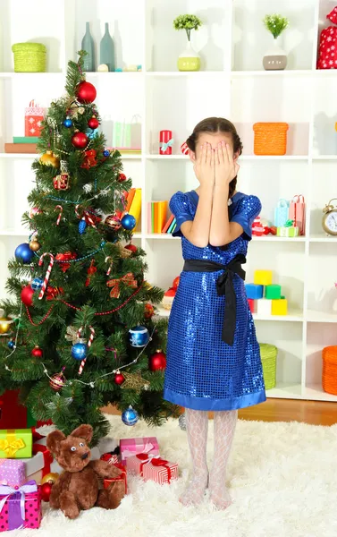 Liten flicka väntar på hennes julklappar — Stockfoto