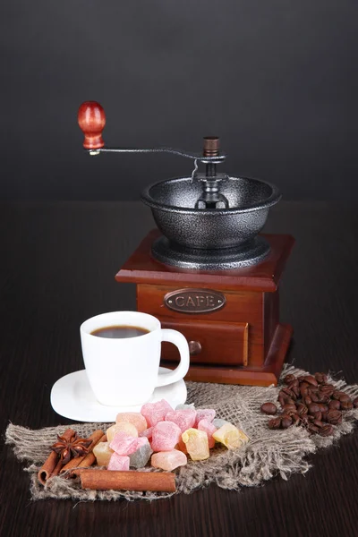 Cup of coffee with rahat delight and coffee mill on wooden table — Stock Photo, Image