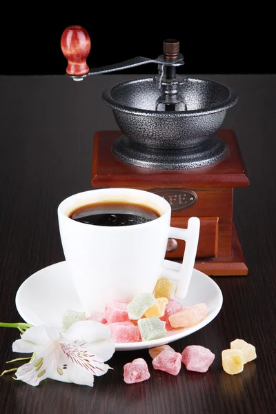 White cup of Turkish coffee with rahat delight and coffee mill on wooden table — Stock Photo, Image