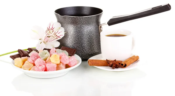 Taza blanca de café turco con rahat delicia y cafetera aislada en blanco —  Fotos de Stock