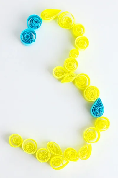 3 basamak üzerinde beyaz izole quilling ile yapılır — Stok fotoğraf