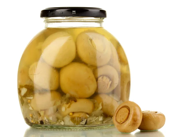 Вкусные маринованные грибы в банке изолированы на белом — стоковое фото
