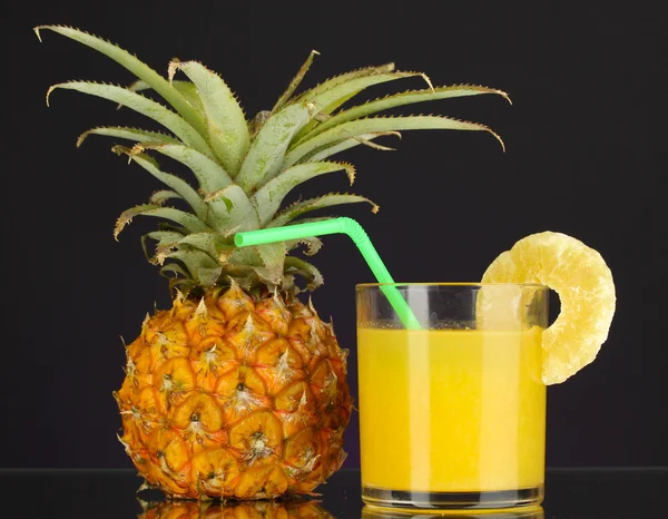 Piña madura y vaso de jugo aislado en negro —  Fotos de Stock