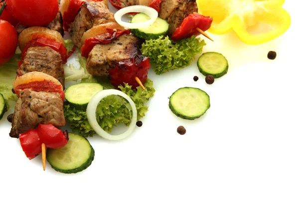 Délicieuses viandes et légumes grillés sur brochettes, isolés sur blanc — Photo