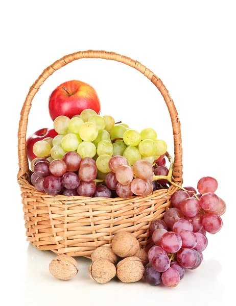 葡萄在篮子里的坚果上白色隔离 — 图库照片