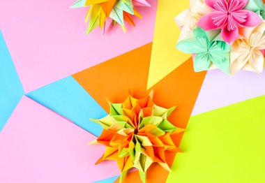 Derma origami kusudamas parlak kağıt arka plan üzerinde