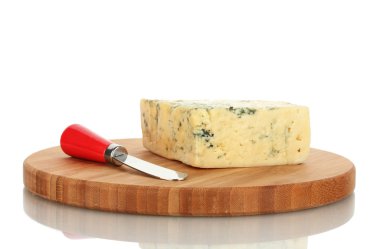 kalıp ve beyaz arka plan üzerinde izole kesme tahtası üzerinde bıçak ile peynir