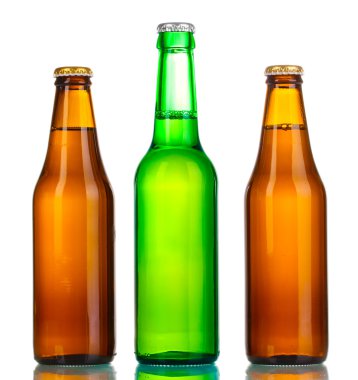 Üç şişe bira üzerine beyaz izole