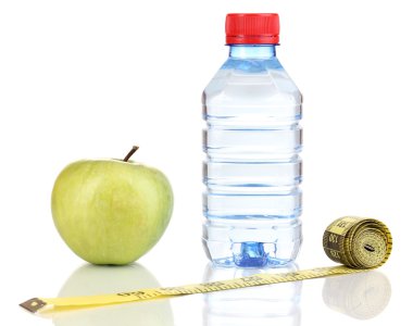 şişe su, elma ve ölçüm bandı üzerinde beyaz izole