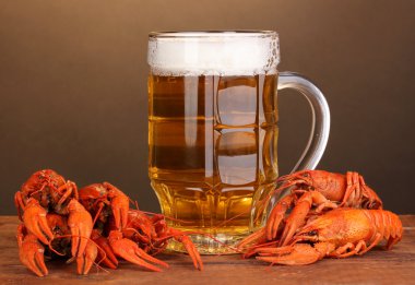 lezzetli haşlanmış crayfishes ve bira kahverengi zemin üzerinde tablo