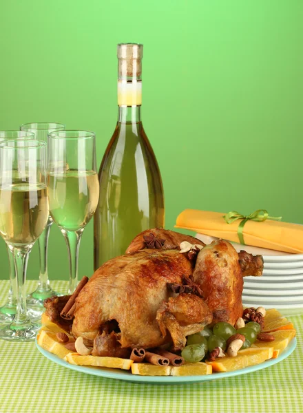 Table setting for Thanksgiving day on green background close-up — Stock Photo, Image