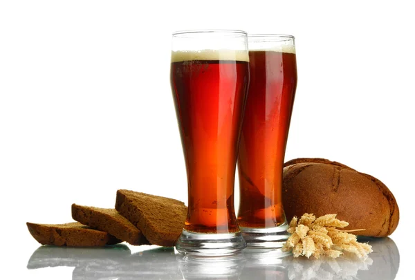 Two glasses of kvass and rye breads with ears, isolated on white — Stock Photo, Image