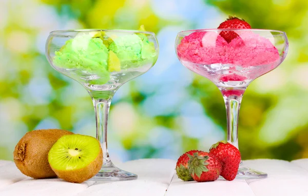 Delicioso helado sobre mesa de madera sobre fondo brillante — Foto de Stock