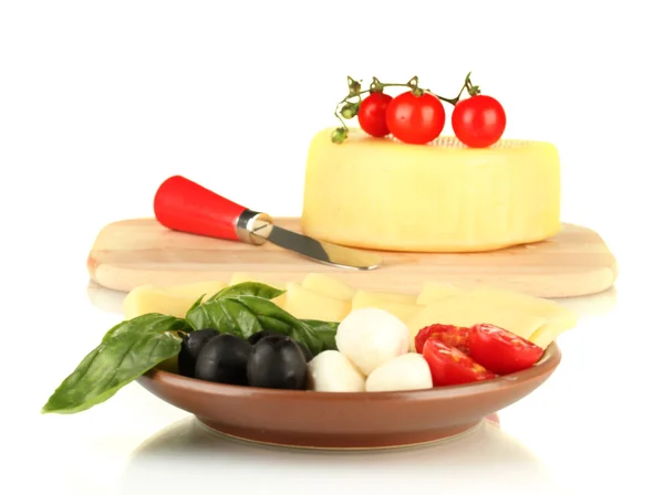 Mozzarella affettata con verdure nel piatto isolato su bianco — Foto Stock