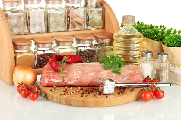 Composição de carne crua, verduras e temperos close-up — Fotografia de Stock