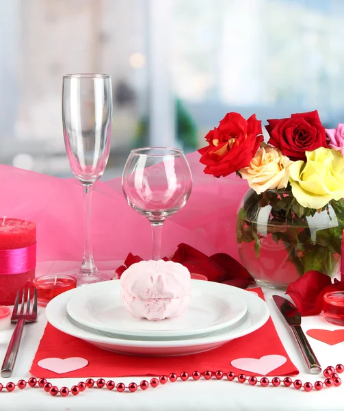 Накрытие стола в честь Дня Святого Валентина на фоне помещений — стоковое фото