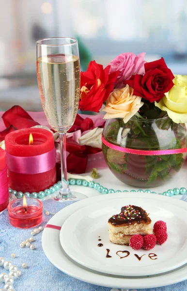 Mesa de ajuste en honor del Día de San Valentín en el fondo de la habitación —  Fotos de Stock