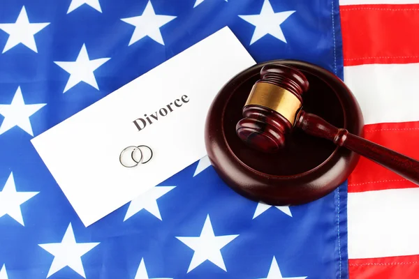 Decreto de divorcio y mazo de madera sobre fondo de bandera americana — Foto de Stock