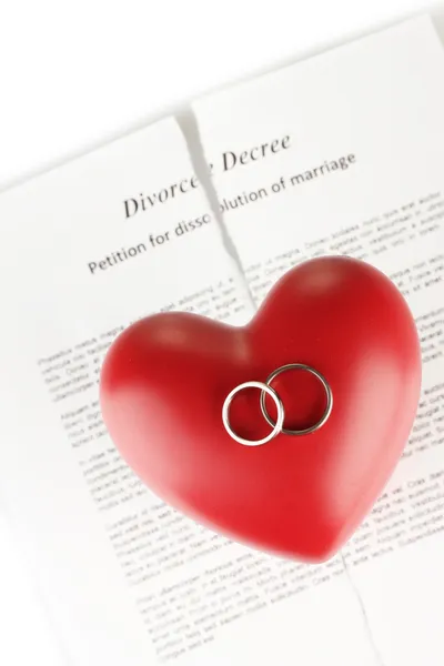 Червоне серце з розірваним документом декрету про розлучення, на білому тлі крупним планом — стокове фото