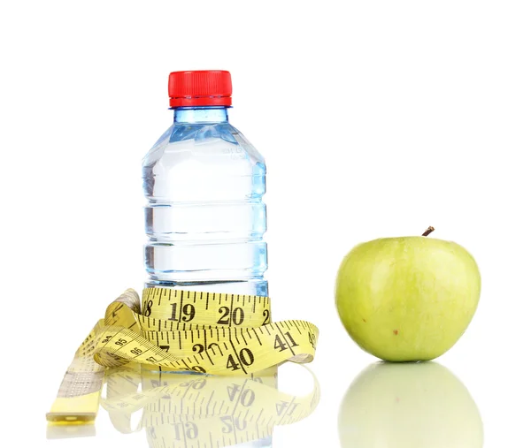 Botol air, apel dan pita ukur terisolasi di atas putih — Stok Foto