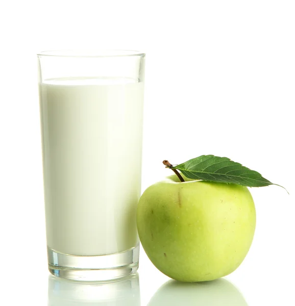 Glas Kefir und grüner Apfel, isoliert auf weiß — Stockfoto
