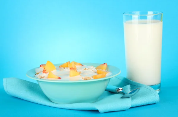 Gustoso cibo a dieta e bicchiere di latte, su sfondo blu — Foto Stock